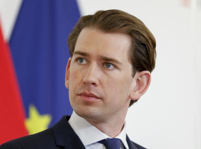 ARCHIVO - En esta foto del 11 de junio del 2021, el canciller de Austria, Sebastian Kurz, habla en una conferencia de prensa en Viena. Kurz anunció el sábado, 9 de octubre, que plana renunciar para apagar una crisis de gobierno creada con el anuncio de fiscales de que él es sujeto de una investigación de corrupción. (AP Foto/Lisa Leutner,)