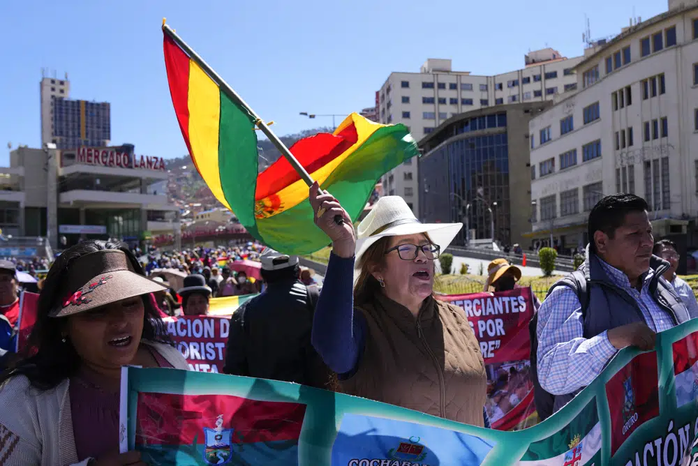 Manifestantes marchan contra un proyecto de ley que está siendo considerado por los legisladores en La Paz, Bolivia, el martes 18 de abril de 2023. (AP Foto/Juan Karita)