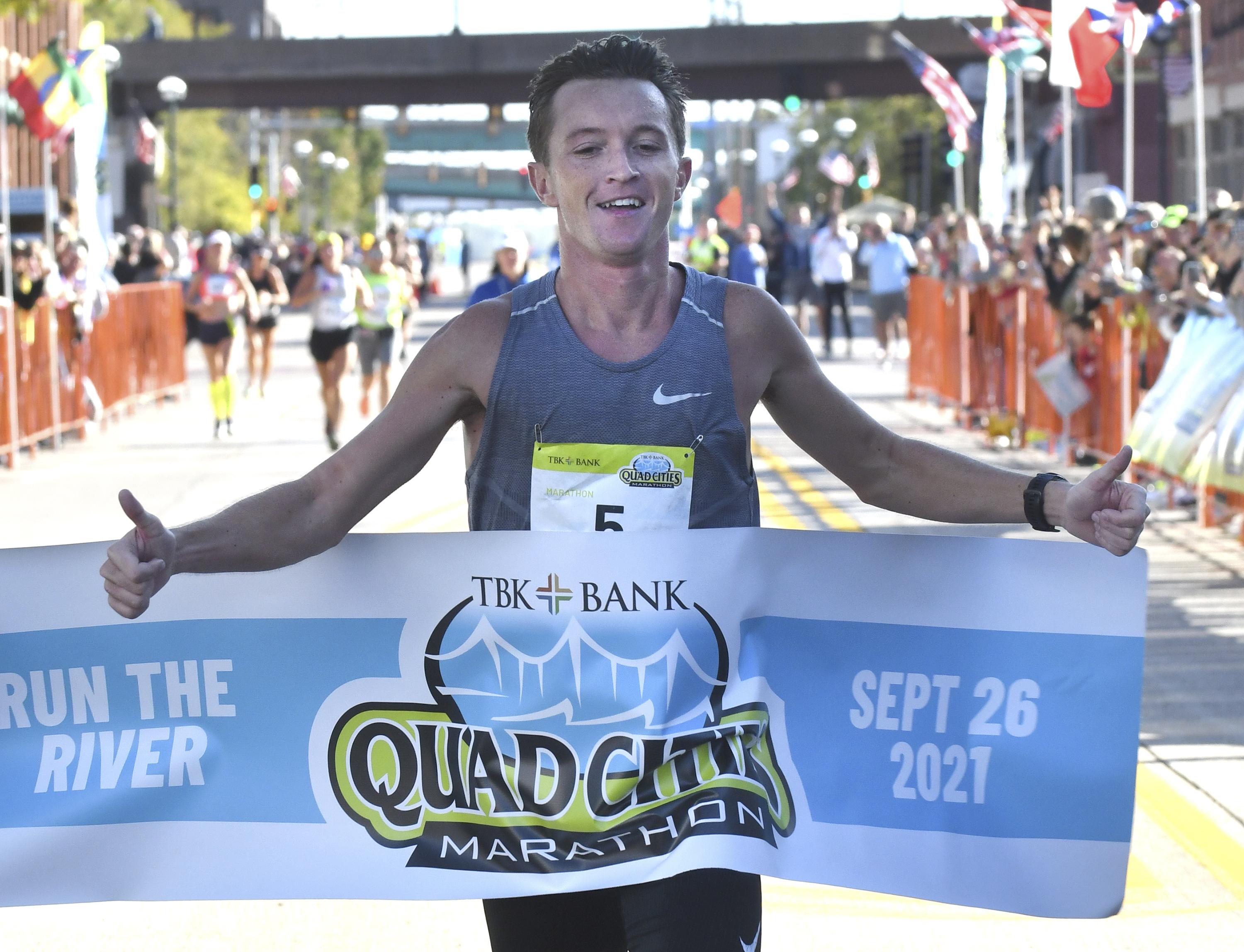 Illinois man wins marathon after 2 leaders take wrong route AP News