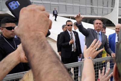 El presidente de Brasil, Jair Bolsonaro, saluda a simpatizantes fuera del palacio presidencial de Planalto, el lunes 6 de septiembre de 2021, en Brasilia. (AP Foto/Eraldo Peres)