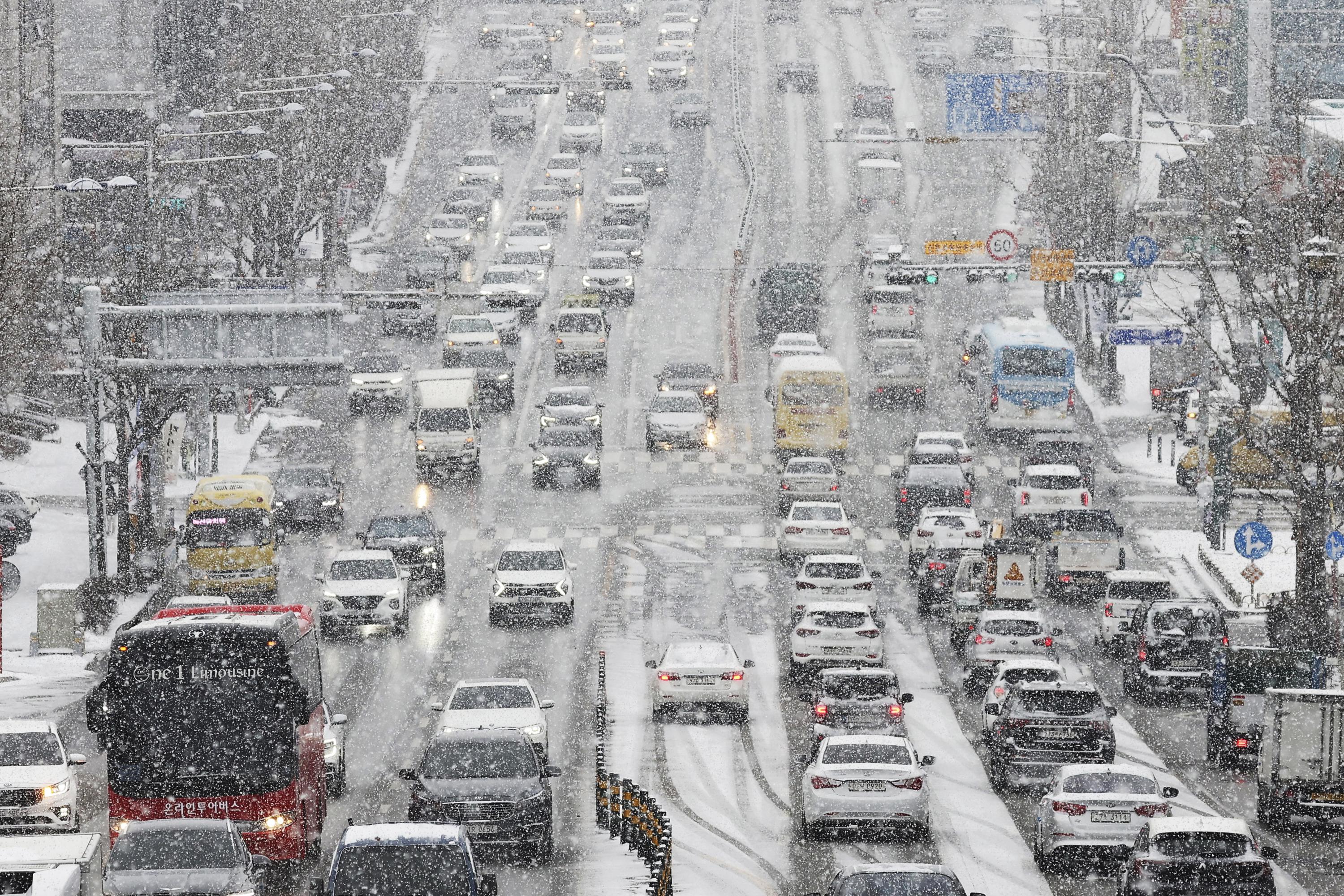 Heavy snow hits Seoul, traffic resumes on Japan highway | AP News