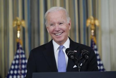 ARCHIVO - El presidente de Estados Unidos, Joe Biden, habla sobre la ley bipartidista de infraestructuras en el Comedor de la Casa Blanca, el 6 de noviembre de 2021 en Washington. (AP Foto/Alex Brandon, Archivo)
