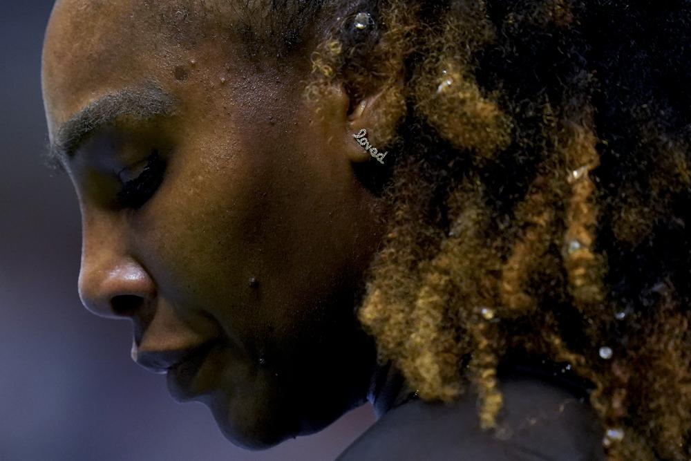 Serena Williams, de Estados Unidos, se prepara para servir contra Anett Kontaveit, de Estonia, durante la segunda ronda del torneo de tenis US Open en Nueva York el 31 de agosto de 2022. (AP Photo/Seth Wenig)