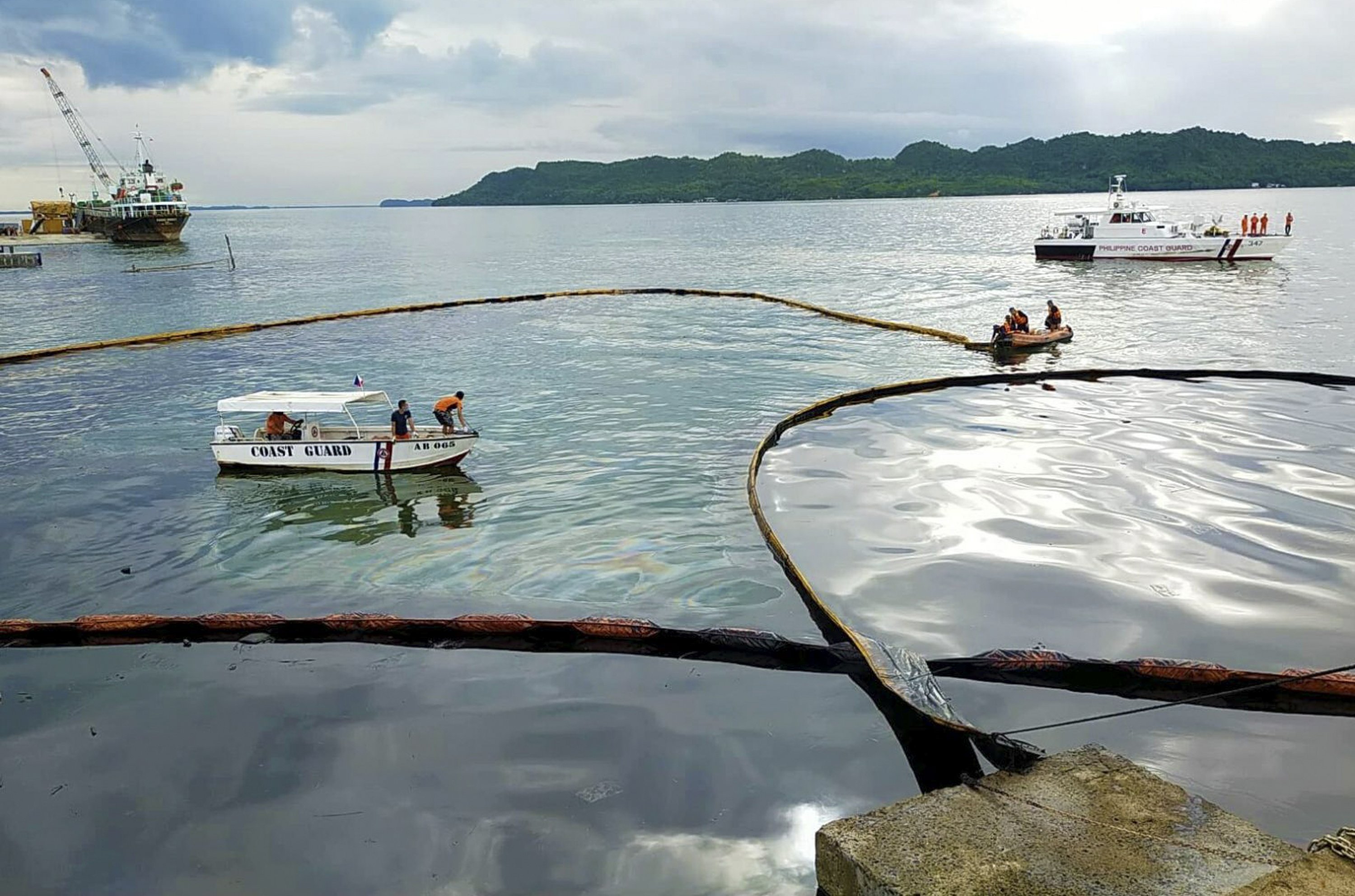 Hundreds evacuated after oil spill in central Philippines