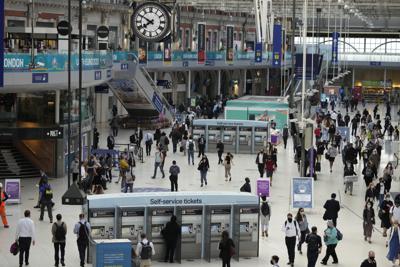 Fotografía de archivo del miércoles 14 de julio de personas con mascarillas durante la hora pico matutina en la estación de trenes Waterloo en Londres. (AP Foto/Matt Dunham, Archivo)