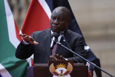 El presidente sudafricano Cyril Ramaphosa habla con la prensa el martes 23 de noviembre de 2021 tras reunirse con su homólogo keniano Uhuru Kenyatta, en Pretoria, Sudáfrica. (AP Foto/Themba Hadebe)