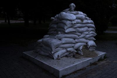 La escultura del poeta italiano Dante Alighieri, protegida por sacos de arena en el parque Vladimir Hill, en Kiev, Ucrania, el 23 de junio de 2022. (AP Foto/Nariman El-Mofty)