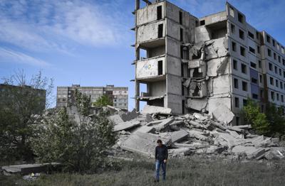 Un residente local camina junto a una casa destruida en un bombardeo ruso en Kramatorsk, Ucrania, el miércoles 25 de mayo de 2022. (AP Photo/Andriy Andriyenko)