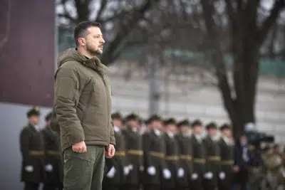El presidente de Ucrania, Volodymyr Zelenskyy, durante un acto por el primer aniversario de la invasión rusa de su país, en Kiev, Ucrania, el 24 de febrero de 2023. (Oficina de Prensa de la Presidencia de Ucrania vía AP)