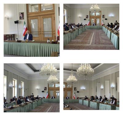 La combinación de fotos distribuidas por la cancillería iraní muestra una reunión de delegaciones del Talibán y el gobierno de Afganistán presidida por el canciller iraní Mohammad Javad Zarif en Teherán, Irán, miércoles 7 de julio de 2021.  (Ministerio del Exterior iraní via AP)