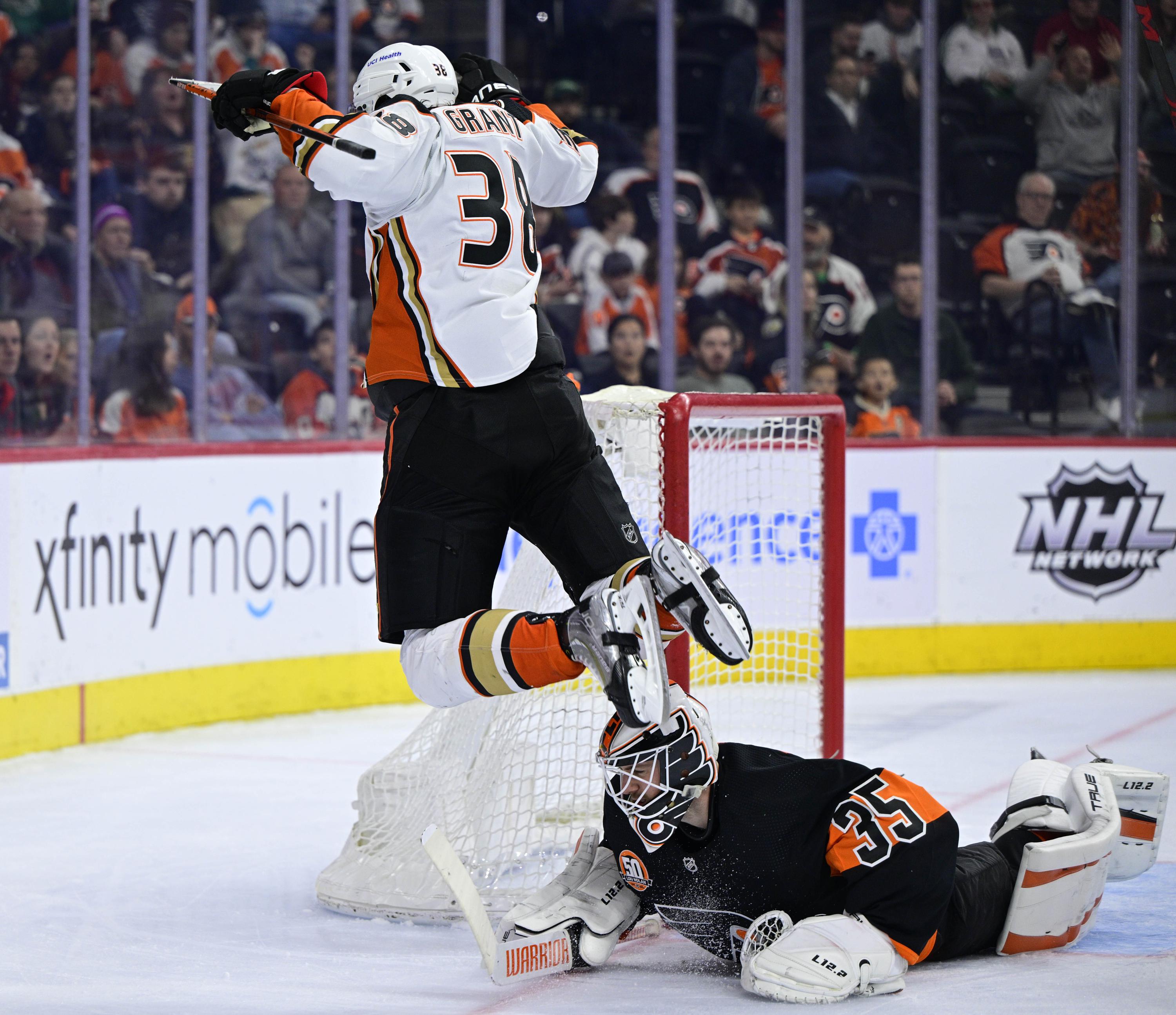 Trevor Zegras scores twice to lead Ducks past Flyers, 5-3 | AP News