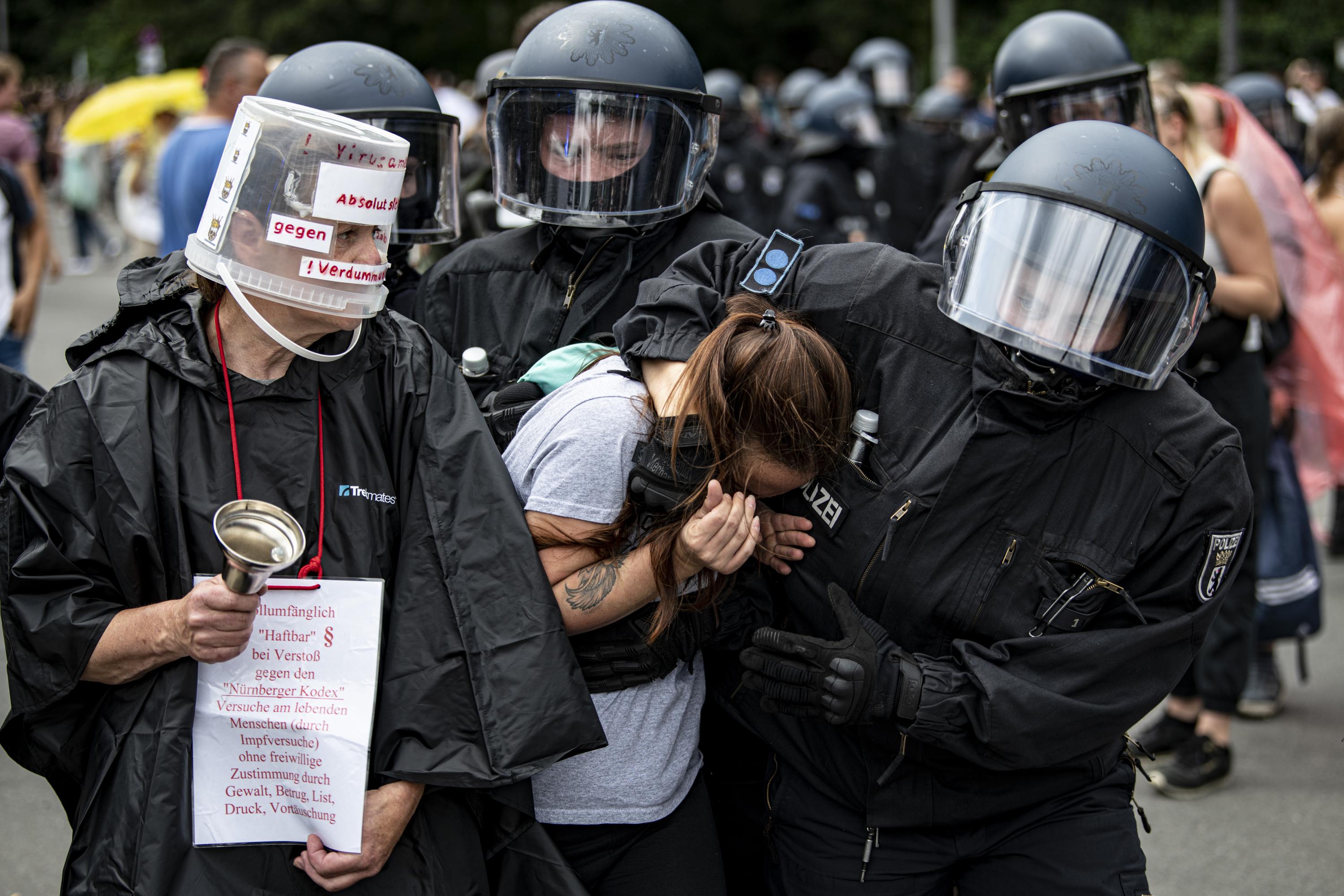 Demonstranti Berlīnē nosoda koronavīrusa pasākumus.  600 aizturētie