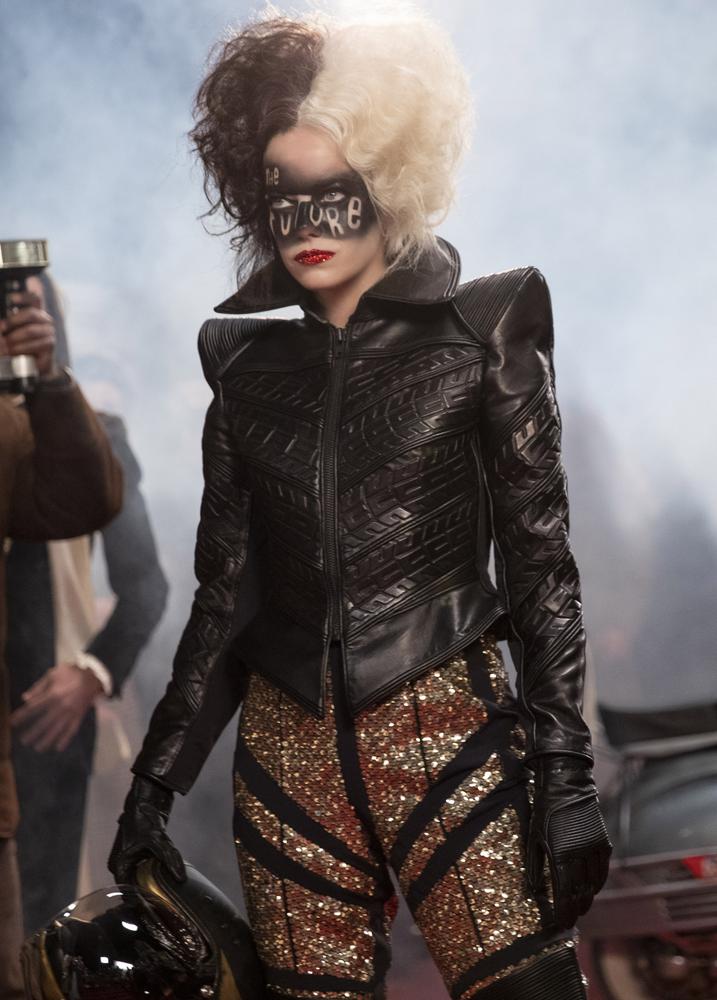 Esta imagen difundida por Disney muestra a Emma Stone en una escena de "Cruella".  El vestuario de la película fue diseñado por la diseñadora ganadora del Oscar Jenny Beavan.  (Laurie Sparham / Disney vía AP)