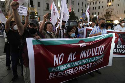 Manifestantes protestan contra la decisión del Tribunal Constitucional de Perú que aprobó la excarcelación del expresidente Alberto Fujimori en Lima, Perú, el jueves 17 de marzo de 2022. (AP Foto/Martín Mejía)