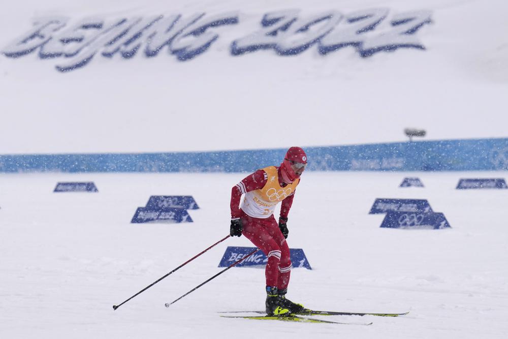 Denis Spitsov, del Comité Olímpico Ruso, compite durante la competencia de esquí de fondo de relevo de 4 x 10 km masculino en los Juegos Olímpicos de Invierno de 2022, el domingo 13 de febrero de 2022, en Zhangjiakou, China.  (Foto AP/Alessandra Tarantino)