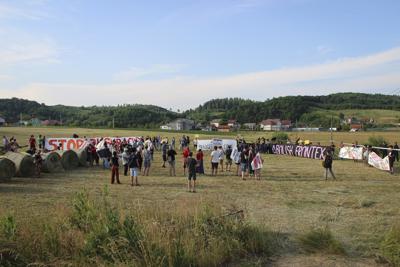 Numerosas personas participan en una protesta contra el rechazo de migrantes por parte de la policía croata, cerca de un paso fronterizo entre Croacia y Bosnia Herzegovina, en Maljevac, Croacia, el sábado 19 de junio de 2021. (AP Foto/Edo Zulic)