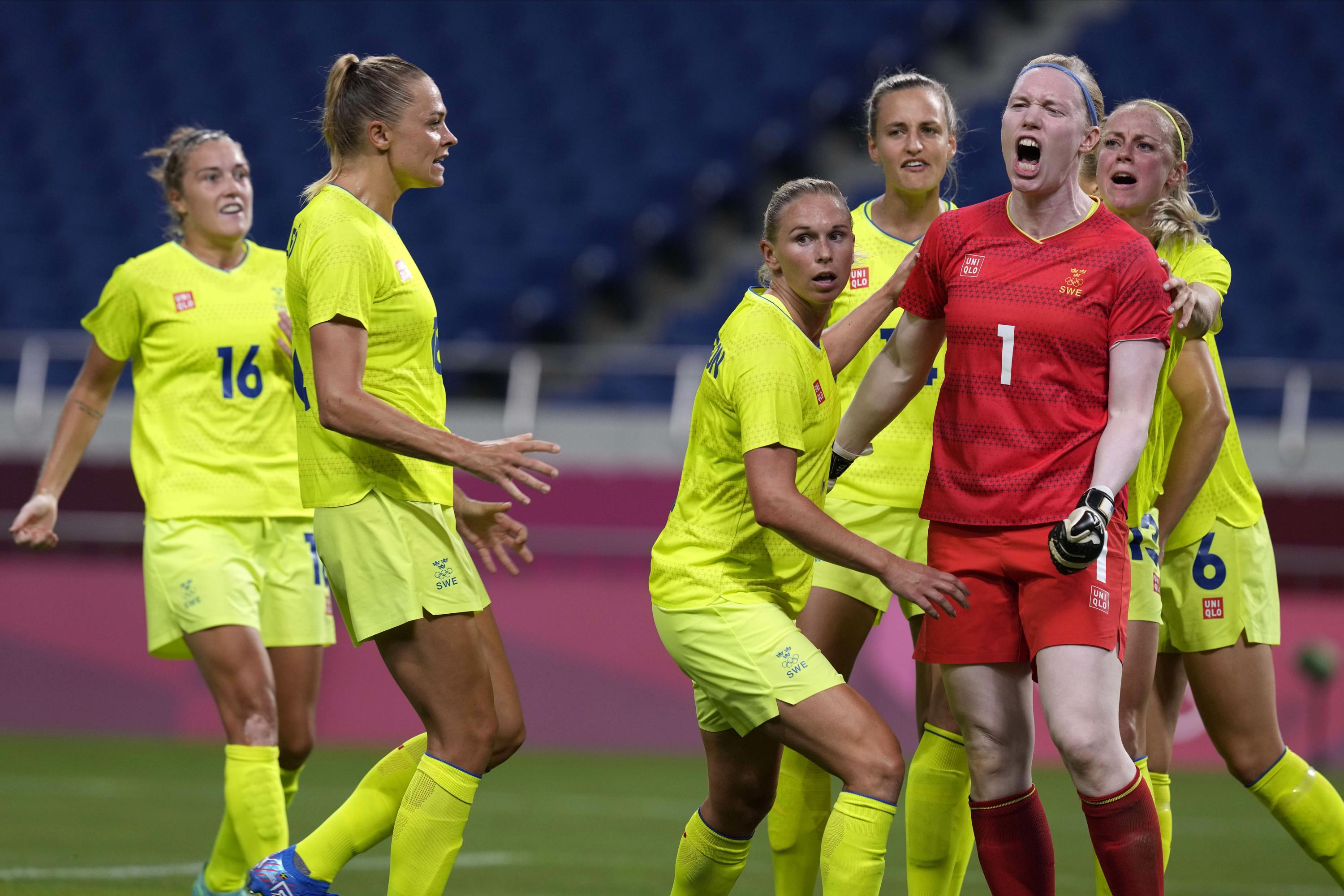 Sweden's women win 2nd straight, down Australia 4-2