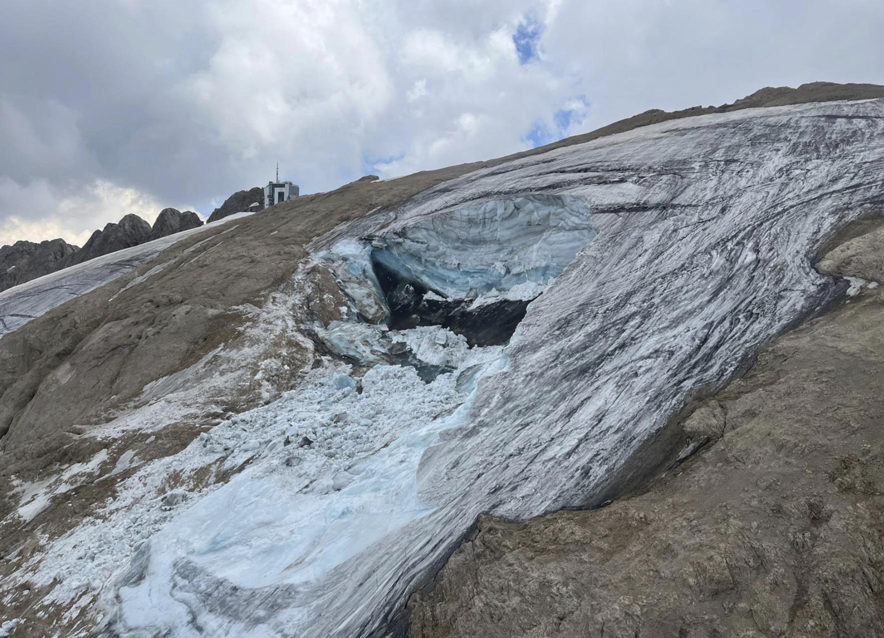 Lluvia dificulta búsqueda de desaparecidos en glaciar italiano