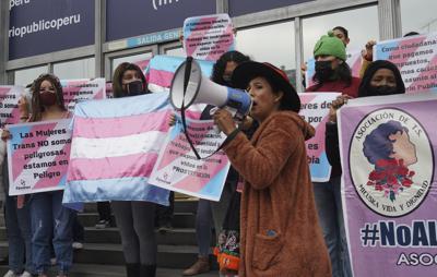 Gahela Cari, activista por los derechos de los transgénero, encabeza una protesta junto a docenas de trabajadoras sexuales el jueves 30 de junio de 2022, frente a la Fiscalía en Lima, Perú. (AP Foto/Franklin Briceño)