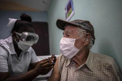 Un hombre recibe una inyección de la vacuna cubana Abdala contra el COVID-19 en un consultorio médico en Alamar, en las afueras de La Habana, Cuba, el viernes 14 de mayo de 2021.  (AP Foto/Ramón Espinosa)