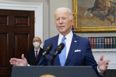 El presidente estadounidense Joe Biden hace observaciones sobre el retiro del juez asociado de la Corte Suprema de Estados Unidos Stephen Breyer, izquierda, en la Sala Roosevelt de la Casa Blanca, en Washington, el jueves 27 de enero de 2022. (AP Foto/Andrew Harnik)