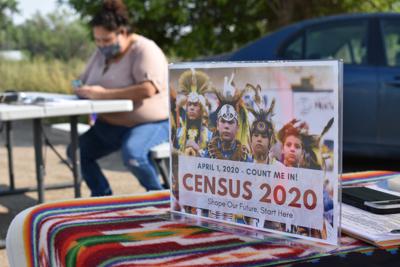 Un letrero promoviendo la participación en el censo 2020 de Estados Unidos, en Lodge Grass, Montana, el 26 de agosto de 2020. (AP Foto/Matthew Brown, File)