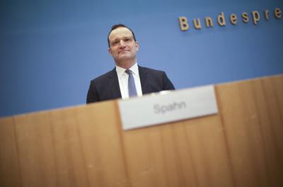 El ministro alemán de Salud, Jens Spahn, informa a los medios sobre la campaña de vacunación contra el coronavirus y la pandemia de COVID-19, en Berlín, Alemania, el lunes 22 de noviembre de 2021. (AP Foto/Markus Schreiber)