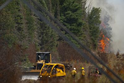 Humo y llamas se elevan en el Bosque Nacional Superior debido al incendio Greenwood cerca de la carretera 2 en Duluth, Minnesota, el lunes 16 de agosto de 2021. (Alex Kormann/Star Tribune vía AP)