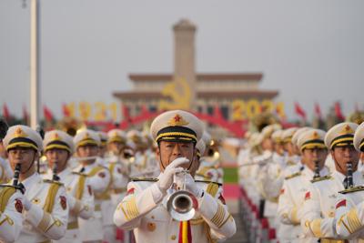 ARCHIVO - En esta foto de archivo del 1 de julio de 2021, una banda militar ensaya para una ceremonia del centenario del Partido Comunista gobernante en la Puerta de Tiananmein en Beijing. Aviones y naves de guerra chinos realizaron ejercicios de asalto cerca de Taiwán el martes 17 de agosto de 2021. (AP Foto/Ng Han Guan, FIle)