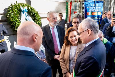 El alcalde de Roma Roberto Gualtieri (d), la presidenta de la comunidad judía de Roma Ruth Dureghello (segunda desde la der) y el rabino principal de Roma  Riccardo Di Segni (cent) en la ceremonia conmemorando una redada contra judíos de Roma, en Roma, el 16 de octubre de 2022.   (Mauro Scrobogna/LaPresse via AP)