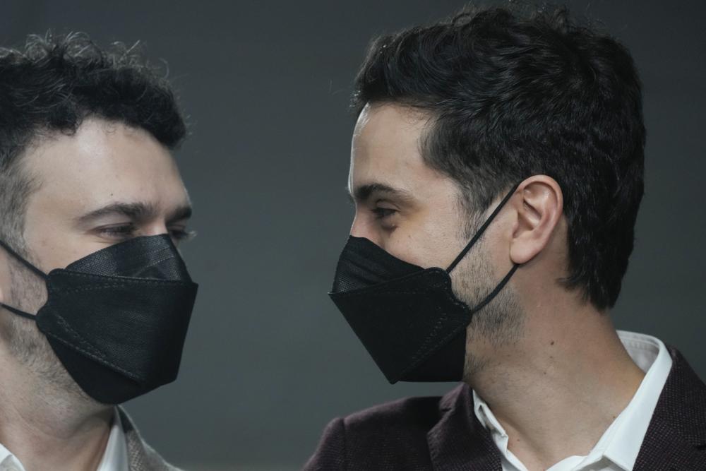 Jaime Nazar, a la izquierda, y Javier Silva, se miran durante una conferencia de prensa en Santiago de Chile, el jueves 10 de marzo de 2022.  (AP Foto/Natacha Pisarenko)