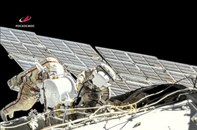 En esta imagen tomada de un video de Roscosmos, los cosmonautas rusos Oleg Novitsky (izquierda) y Pyotr Dubrov, miembros de la tripulación de la Estación Espacial Internacional, en su primera caminata espacial, el 2 de junio de 2021, para cambiar unas baterías viejas en el exterior del puesto orbital. (Roscosmos via AP)
