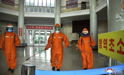 En esta imagen, distribuida por el gobierno de Corea del Norte, operarios desinfectan el piso de una estación en Pyongyang par frenar los contagios de coronavirus, en Pyongyang, Corea del Norte, el 17 de mayo de 2022. (Agencia Central de Noticias de Corea/Korea News Service vía AP)
