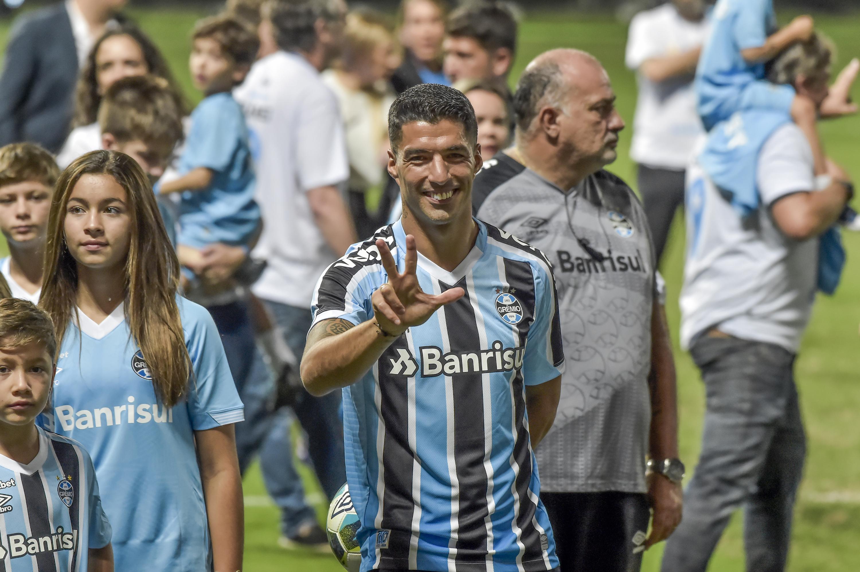 Luis Suárez welcomed by 30,000 fans at Brazil's Gremio arena