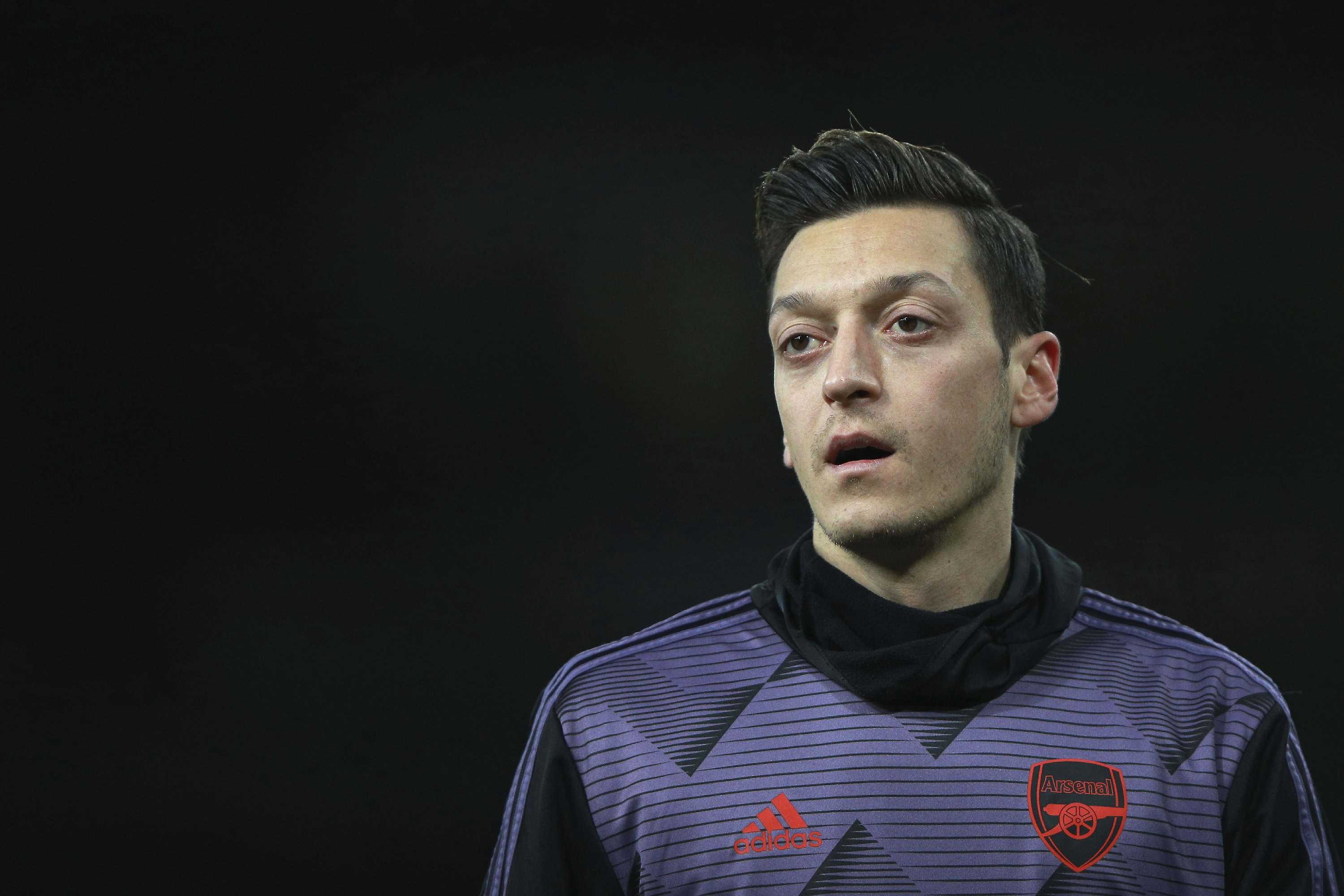 TV China no transmite juego de Arsenal tras críticas de Özil | AP News