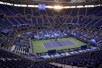 En esta imagen de archivo, tomada el 13 de septiembre de 2020, el alemán Alexander Zverev (izquierda) devuelve la pelota al austríaco Dominic Thiem en la final masculina del Abierto de Estados Unidos, que se disputó sin público, en Nueva York. (AP Foto/Seth Wenig. archivo)