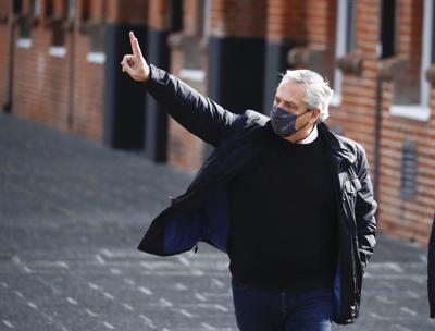 El presidente de Argentina, Alberto Fernández, hace la señal de la victoria después de emitir su voto para las elecciones primarias, el domingo 12 de septiembre de 2021, en Buenos Aires. (Foto AP/Marcos Brindicci).