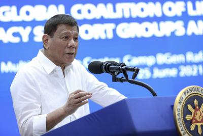 Fotografía del viernes 25 de junio de 2021 facilitada por la oficina del palacio presidencial de Malacanang del presidente filipino Rodrigo Duterte durante un acto público en Quezón, Filipinas. (Ace Morandante/Palacio presidencial de Malacanang vía AP)