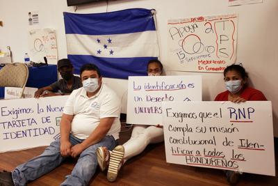 En esta imagen ofrecida por Juan Flores, que aparece como segundo empezando por la izquierda, un grupo de hondureños protesta en el consulado de Honduras en Miami, en La Florida, el 1 de marzo del 2021. Muchos hondureños en Estados Unidos piden ser incluidos en el proceso de obtención de una nueva tarjeta de identificación hondureña. (Juan Flores via AP)