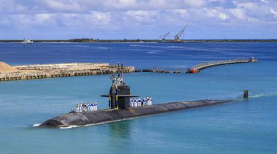 En esta imagen del 19 de agosto de 2021, distribuida por la Armada de Estados Unidos, el submarino de ataque rápido USS Oklahoma City (SSN 723) regresa a una base en Guam. (Especialista de Comunicación de Masas soldado de 3ra clase Naomi Johnson/Armada de EEUU vía AP)