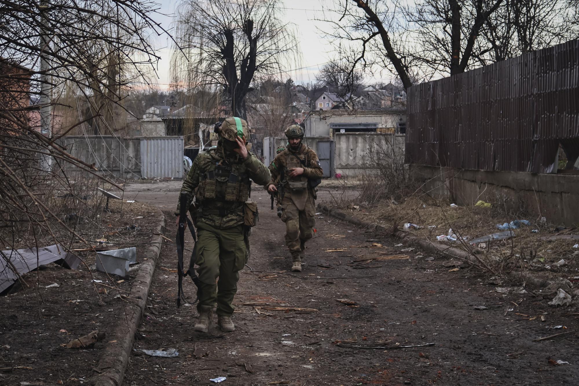 Soldados ucranianos caminan por una calle en el área de las batallas más duras con los invasores rusos en Bakhmut, región de Donetsk, Ucrania, el miércoles 15 de marzo de 2023. (Foto AP/Roman Chop)