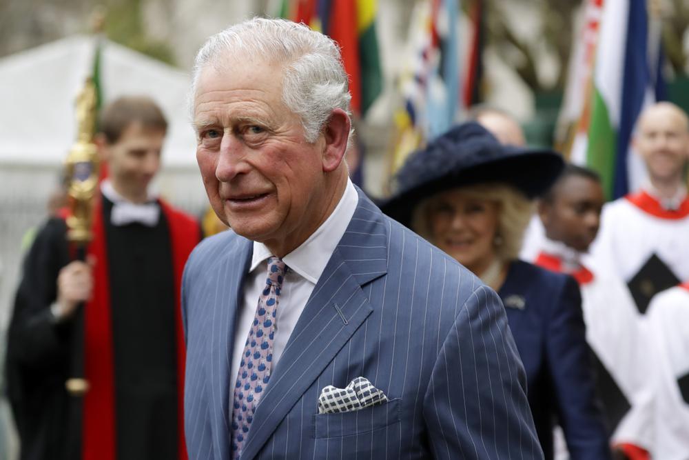 ARCHIVO - En esta fotografía de archivo del lunes 9 de marzo de 2020, el príncipe Carlos de Gran Bretaña y Camila, la duquesa de Cornualles, en el fondo, salen después de asistir al servicio anual del Día de la Commonwealth en la Abadía de Westminster en Londres. El príncipe Carlos se ha estado preparando para la corona toda su vida. Ahora, ese momento finalmente ha llegado. Carlos, la persona de mayor edad en asumir el trono británico, se convirtió en rey el jueves 8 de septiembre de 2022, tras la muerte de su madre, la reina Isabel II. (Foto AP/Kirsty Wigglesworth, archivo)