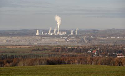 Fotografía de archivo del 19 de noviembre de 2019 de la mina de lignito Turow y la planta energética Turow cerca del pueblo de Bogatynia, Polonia. (AP Foto/Petr David Josek, Archivo)