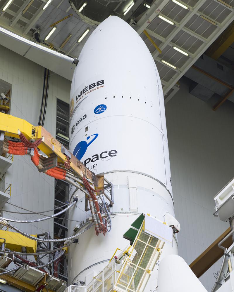 Roket Arianespace Ariane 5 dengan Teleskop Luar Angkasa James Webb NASA di dalamnya, terlihat di gedung perakitan terakhir menjelang peluncuran yang direncanakan ke landasan peluncuran, Kamis, 23 Desember 2021, di Pelabuhan Antariksa Eropa, Pusat Antariksa Guyana di Kourou, Guyana Prancis . (Chris Gunn/NASA melalui AP