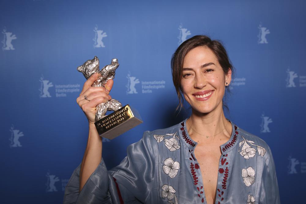 La directora boliviana-mexicana Natalia López Gallardo posa con su trofeo durante una sesión fotográfica tras recibir el Oso de Plata del jurado por su película “Manto de gemas” durante la ceremonia de premiación del Festival Internacional de Cine de Berlín en Berlín, Alemania, el 16 de febrero de 2022. (Ronny Hartmann/Pool via AP)