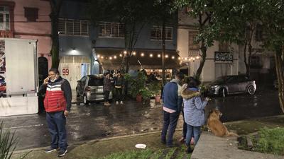 La gente se reúne en una calle después de un fuerte sismo que se sintió en la colonia Roma en Ciudad de México, el martes 7 de septiembre de 2021. El sismo de magnitud 7 tuvo su epicentro cerca del puerto turístico de Acapulco, en el sur de México, pero se sintió hasta Ciudad de México (AP Foto/Leslie Mazoch)