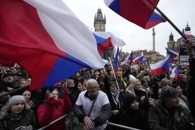 Manifestantes se congregan para protestar contra las restricciones impuestas por el gobierno para frenar la propagación del COVID-19, en Praga, República Checa, el miércoles 17 de noviembre de 2021. (AP Foto / Petr David Josek)