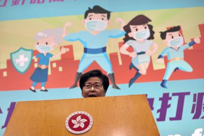La jefa del ejecutivo de Hong Kong, Carrie Lam, habla en su conferencia de prensa semanal en Hong Kong, martes 22 de junio de 2021. (AP Foto/Kin Cheung)