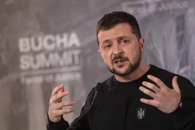El presidente ucraniano Volodymyr Zelenskyy durante una conferencia de prensa conjunta con el primer ministro de Eslovaquia, Eduard Heger, en Kiev Ucrania, el viernes 31 de marzo de 2023. (AP Foto/Evgeniy Maloletka)