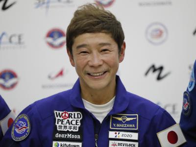 El turista espacial Yusaku Maezawa sonríe en una conferencia de prensa antes de partir hacia la Estación Espacial Internacional, en el Centro de Capacitación para Cosmonautas Gagarin, el 14 de octubre de 2021, a las afueras de Moscú. (Shamil Zhumatov/Foto compartida vía AP)